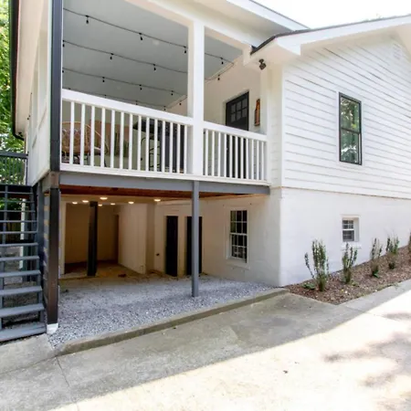 Nashoasis 10 Min To Dt, Gameroom, Huge Yard Holiday home