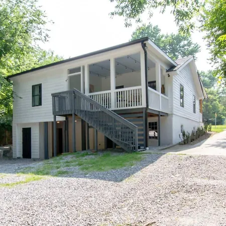 Nashoasis 10 Min To Dt, Gameroom, Huge Yard *