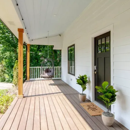 Nashoasis 10 Min To Dt, Gameroom, Huge Yard Holiday home