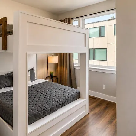 Holiday home Retreat Sleeps 12 Minutes To Broadway
