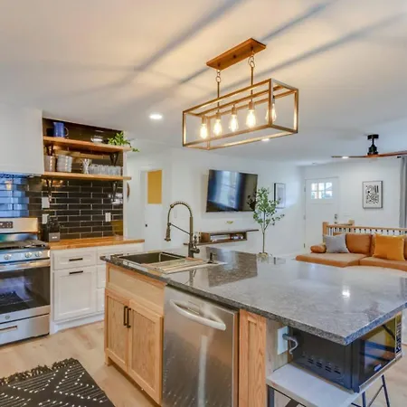 Nashoasis 10 Min To Dt, Gameroom, Huge Yard Holiday home