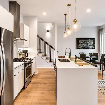 Holiday home Scovel Row Retreat-rooftop Views Near Broadway *