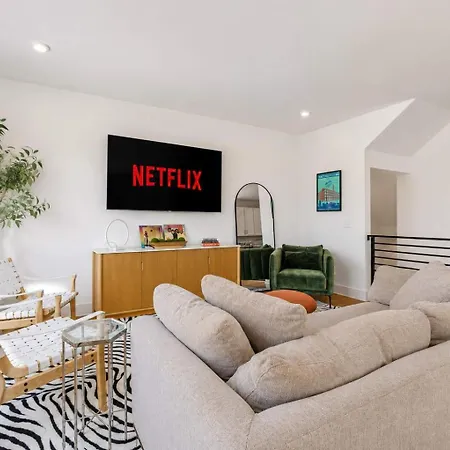 Townhouse With Rooftop & Modern Comfort Holiday home