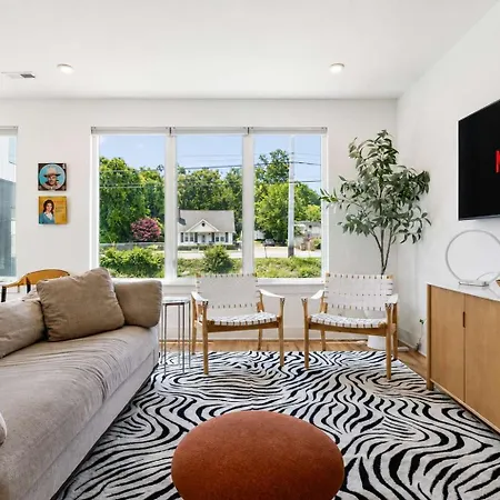 Holiday home Townhouse With Rooftop & Modern Comfort *