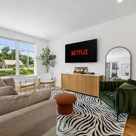 Townhouse With Rooftop & Modern Comfort *
