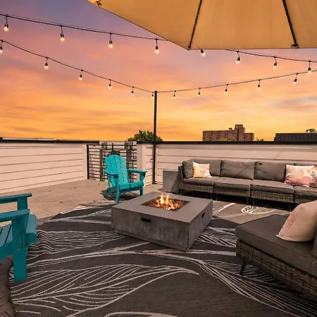 Townhouse With Rooftop & Modern Comfort Holiday home