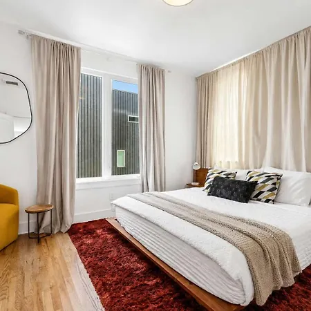 Holiday home Townhouse With Rooftop & Modern Comfort *