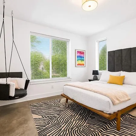 Townhouse With Rooftop & Modern Comfort
