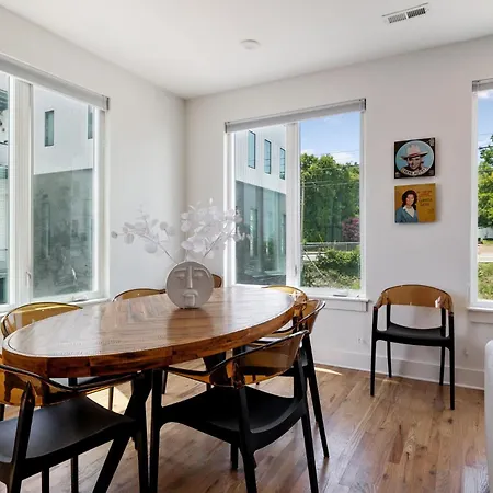 Townhouse With Rooftop & Modern Comfort Holiday home *