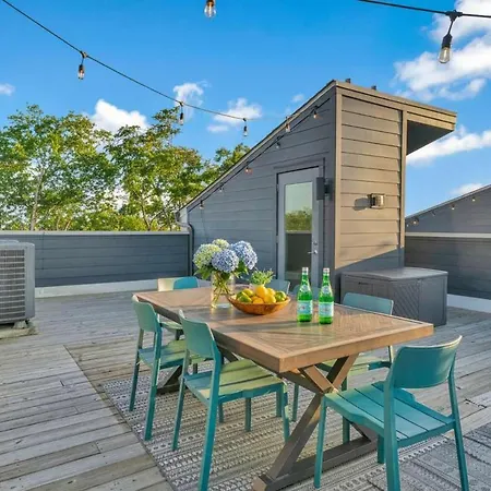 Rooftop Deck 2 Car Garage Near Downtown Holiday home *