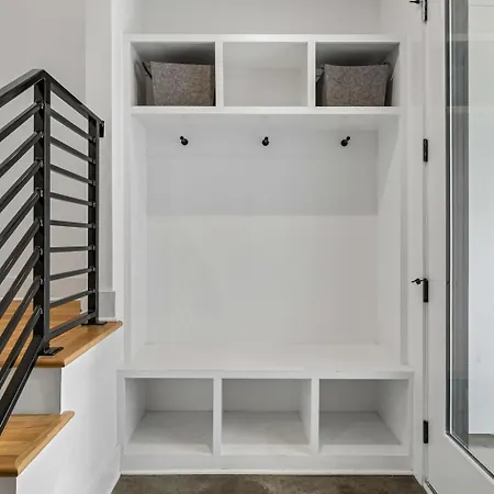 Townhouse With Rooftop & Modern Comfort *