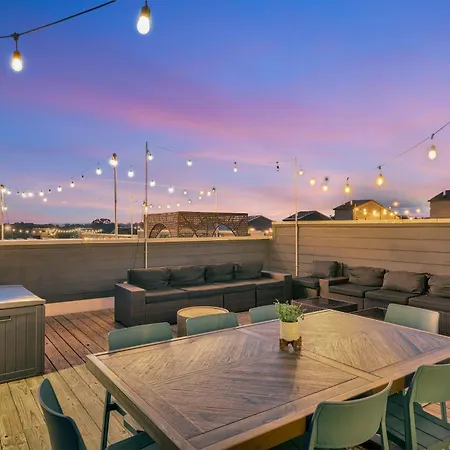 Holiday home Rooftop Deck 2 Car Garage Near Downtown