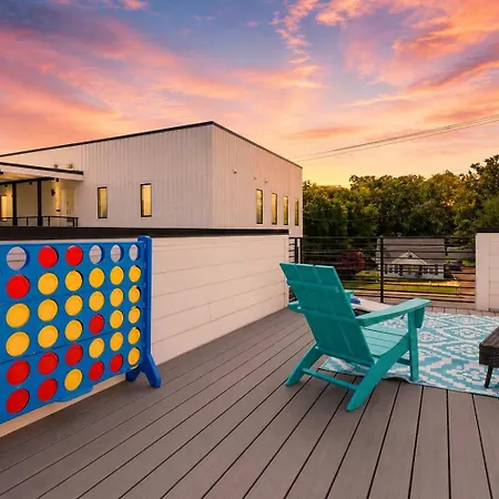 Holiday home Townhouse With Rooftop & Modern Comfort