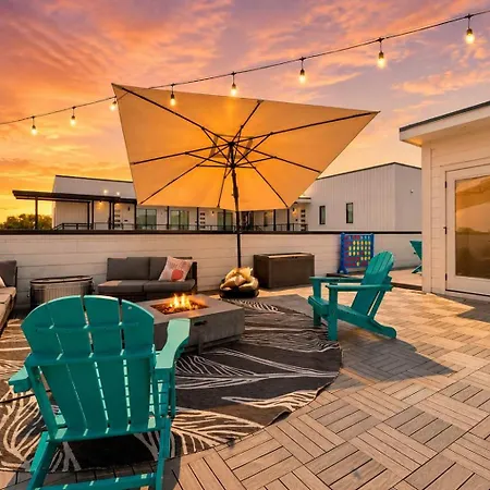 Townhouse With Rooftop & Modern Comfort