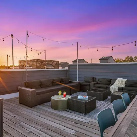 Rooftop Deck 2 Car Garage Near Downtown Nashville