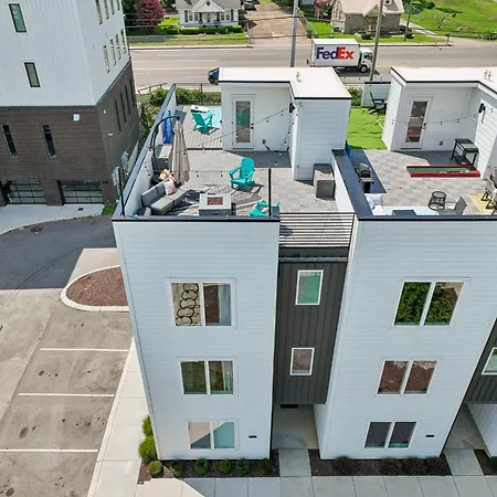 Townhouse With Rooftop & Modern Comfort