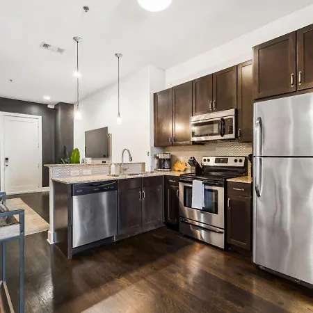 Legends Loft Modern Near Vandy On West End Holiday home *