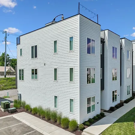 Townhouse With Rooftop & Modern Comfort Holiday home *
