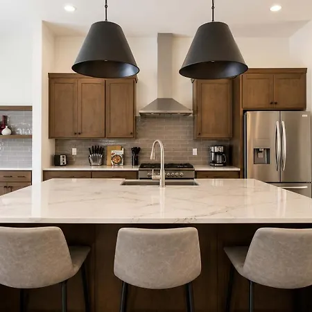 Stylish West End With Rooftop & Patio *
