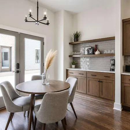 Stylish West End With Rooftop & Patio *