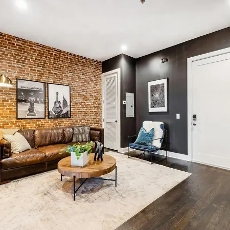 Legends Loft Modern Near Vandy On West End Holiday home *
