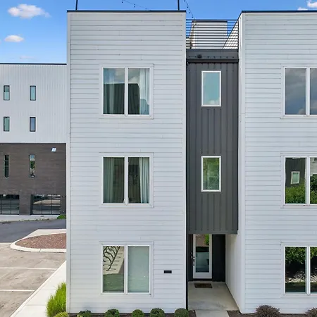 Holiday home Townhouse With Rooftop & Modern Comfort *