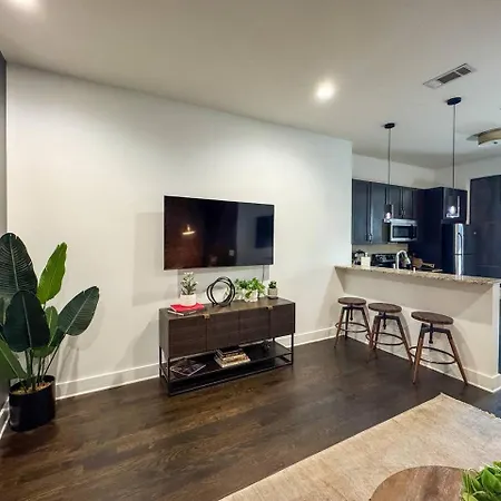 Legends Loft Modern Near Vandy On West End Holiday home *
