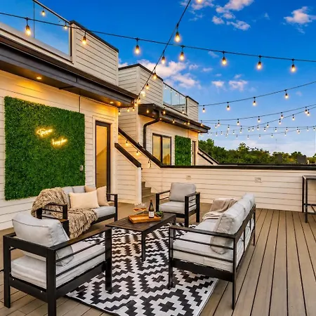 Double Rooftop Decks Hot Tub Karaoke Holiday home