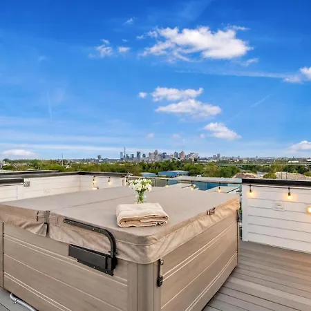 Double Rooftop Decks Hot Tub Karaoke Holiday home *