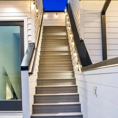 Double Rooftop Decks Hot Tub Karaoke Holiday home Nashville