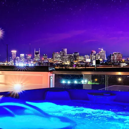 Holiday home Double Rooftop Decks Hot Tub Karaoke *