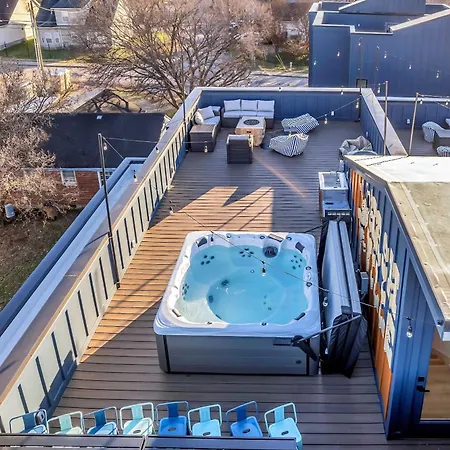 Twin Homes Rooftop Deck Hot Tub Outdoor Kitchen Holiday home Nashville