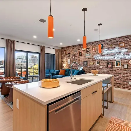 Walk To Downtown Nash From The Speakeasy Pool, Gym, Parking And More, Amazing Location Holiday home