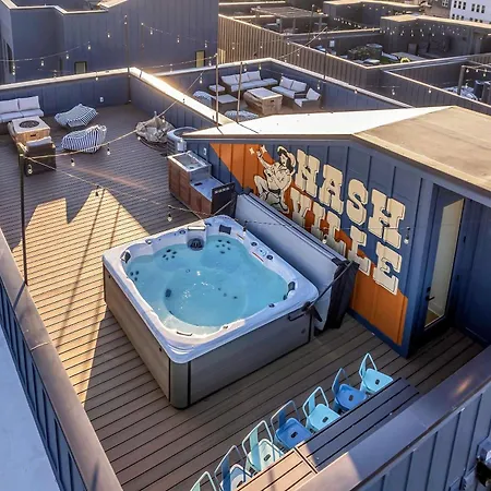 Twin Homes Rooftop Deck Hot Tub Outdoor Kitchen Holiday home *