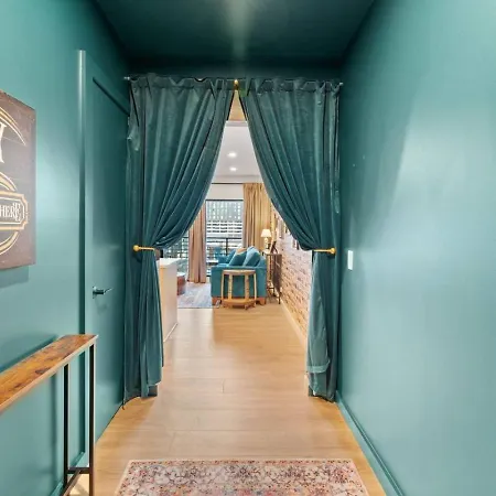 Holiday home Walk To Downtown Nash From The Speakeasy Pool, Gym, Parking And More, Amazing Location