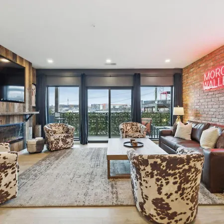 Apartment Walk To Broadway From Whiskey Glasses, Bach Party Approved With Pool And Gym