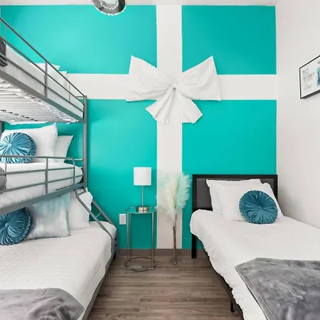 Nash Bash Retreat With Neon Sign & Sleeps 13 Apartment