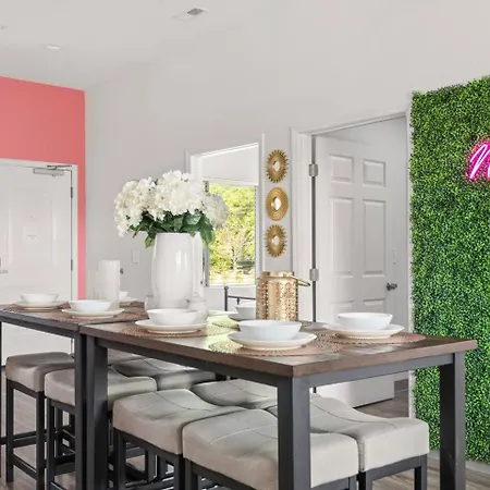 Nash Bash Retreat With Neon Sign & Sleeps 13 Apartment