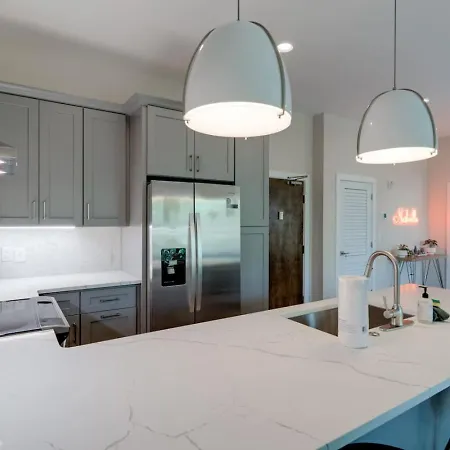 Prime West End 2br W, Sauna And Balcony Near Vandy! Apartment