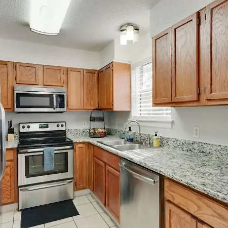 Apartment Prime Location With Balcony Near Broadway And Golf
