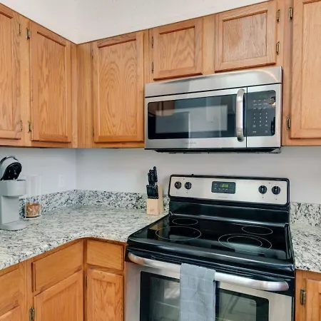 Apartment Prime Location With Balcony Near Broadway And Golf