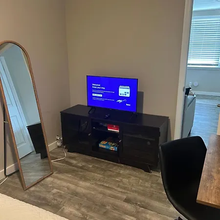 Apartment Sleeps 6-full Kitchen-4 Beds-big Couch-officespace Nashville