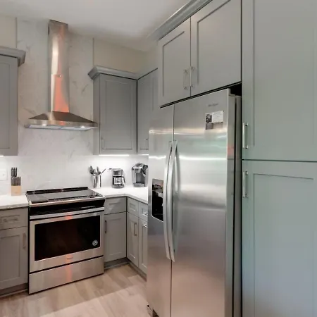 Apartment Prime West End 2br W, Sauna And Balcony Near Vandy!