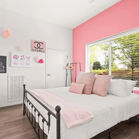 Apartment Nash Bash Retreat With Neon Sign & Sleeps 13 Nashville