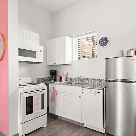 Nash Bash Retreat With Neon Sign & Sleeps 13 *