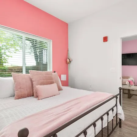 Apartment Nash Bash Retreat With Neon Sign & Sleeps 13 Nashville