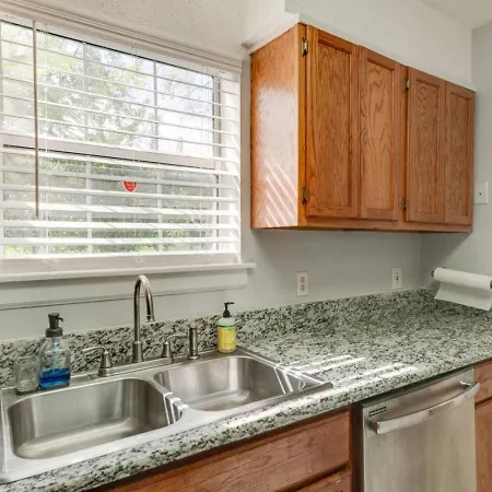 Prime Location With Balcony Near Broadway And Golf