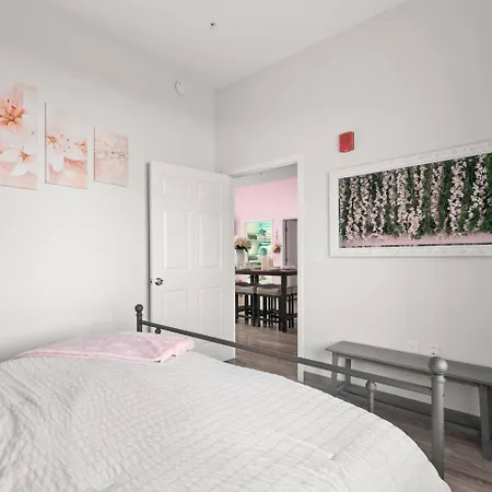 Nash Bash Retreat With Neon Sign & Sleeps 13 Apartment *