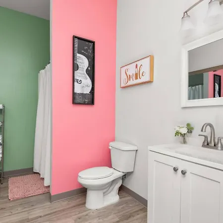 Apartment Nash Bash Retreat With Neon Sign & Sleeps 13