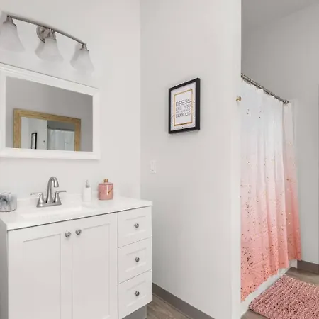 Nash Bash Retreat With Neon Sign & Sleeps 13